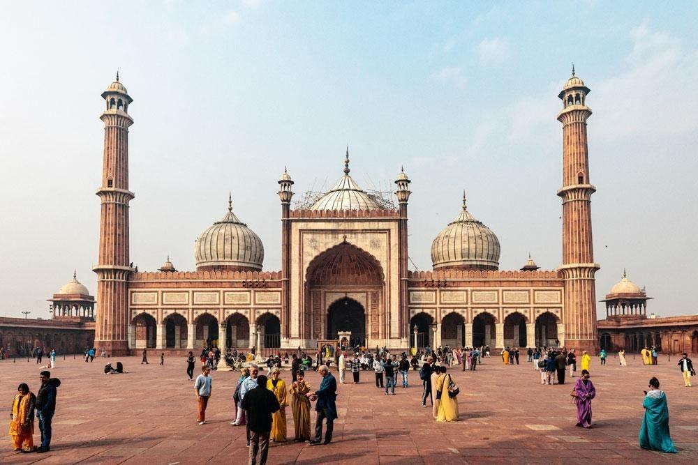 De Grote Moskee in Delhi: plaats voor 25.000 gebedsmatjes.