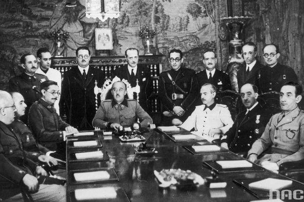 Deuxième réunion du gouvernement de Francisco Franco, après la fin de la guerre civile .