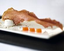 Gedroogde prosciutto met papaja en geitenkaas