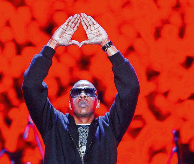 Le rappeur Jay-Z n'aurait peut-être pas dû, en 2008, évoquer son label, Roc Nation, avec ce geste figurant un diamant... Depuis, la rumeur court qu'il est membre des Illuminati!