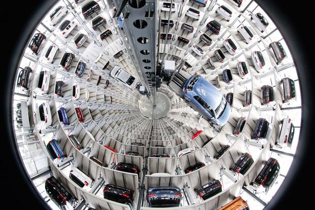 VW (ici, un site de stockage à Wolfsburg, en Allemagne) supprime 30 000 emplois dans le monde. La Belgique est, pour une fois, épargnée.