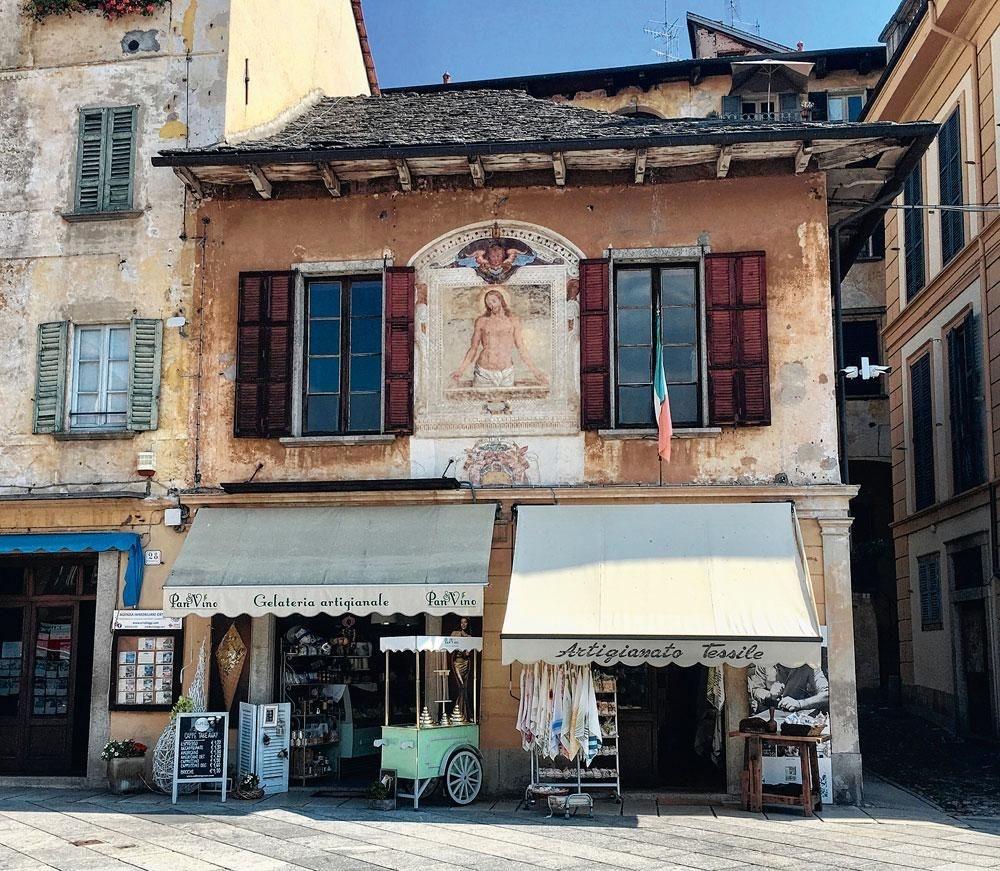 Een linnenwinkel in Orta San Giulio.