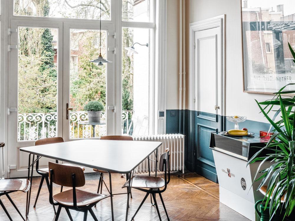 De eettafel is een prototype. De Friso Kramer-stoelen redde Pieter uit Studio Herman Teirlinck in Antwerpen, het toonbankje uit een parfumerie.