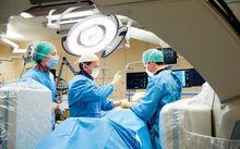 Grâce à l'imagerie intra-opératoire, le chirurgien peut visualiser l'impact de ses gestes à tout moment, en cours de chirurgie.