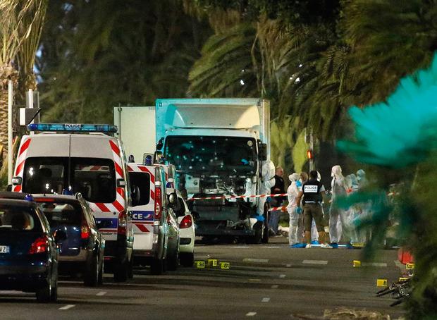 Nice : le soir du 14 juillet, Mohamed Lahouaiej-Bouhlel utilise un poids lourd de 19 tonnes pour tuer 86 spectateurs assistant au feu d'artifice de la fête nationale française. 