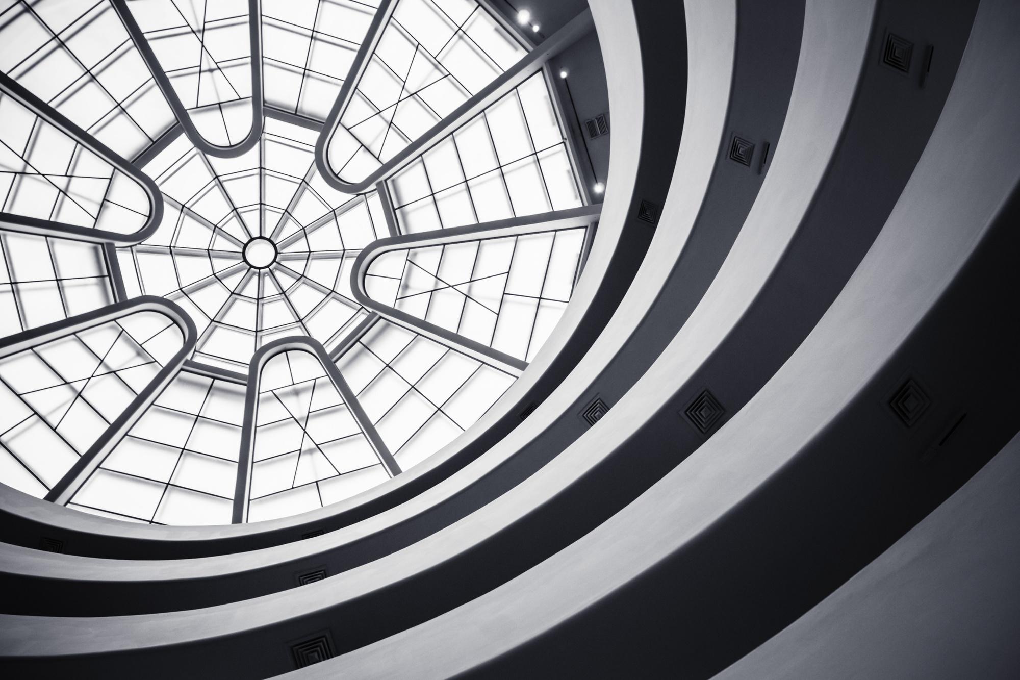 Binnenin het Guggenheim-museum in New York van architect Frank Lloyd Wright