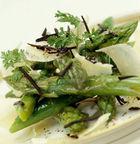 Salade van groene asperges met Parmezaanse kaas en zwarte truffel