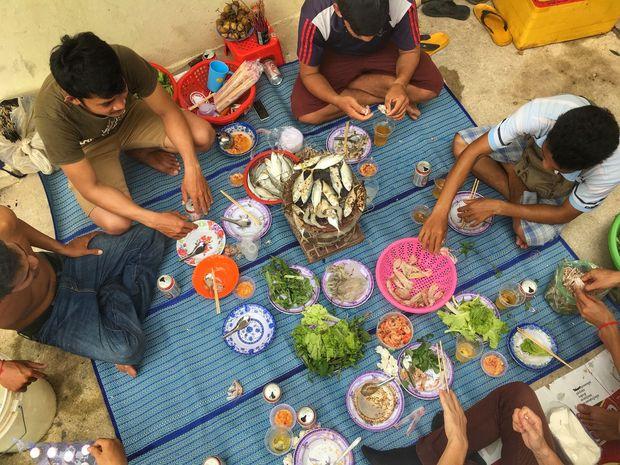 Een straatpicknick met vrienden, Phnom Penh