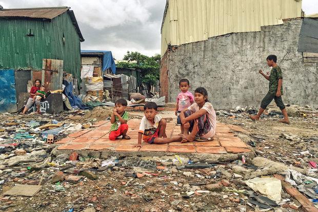 Kinderen in de sloppenwijk van Stung Meanchey, Phnom Penh.