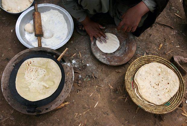 Een man maakt chapati.
