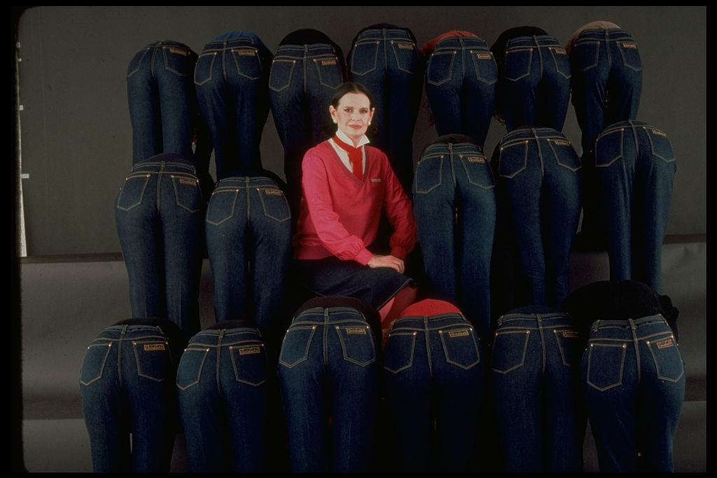 Gloria poseert met haar beroemde blauwe jeansbroeken (1978)