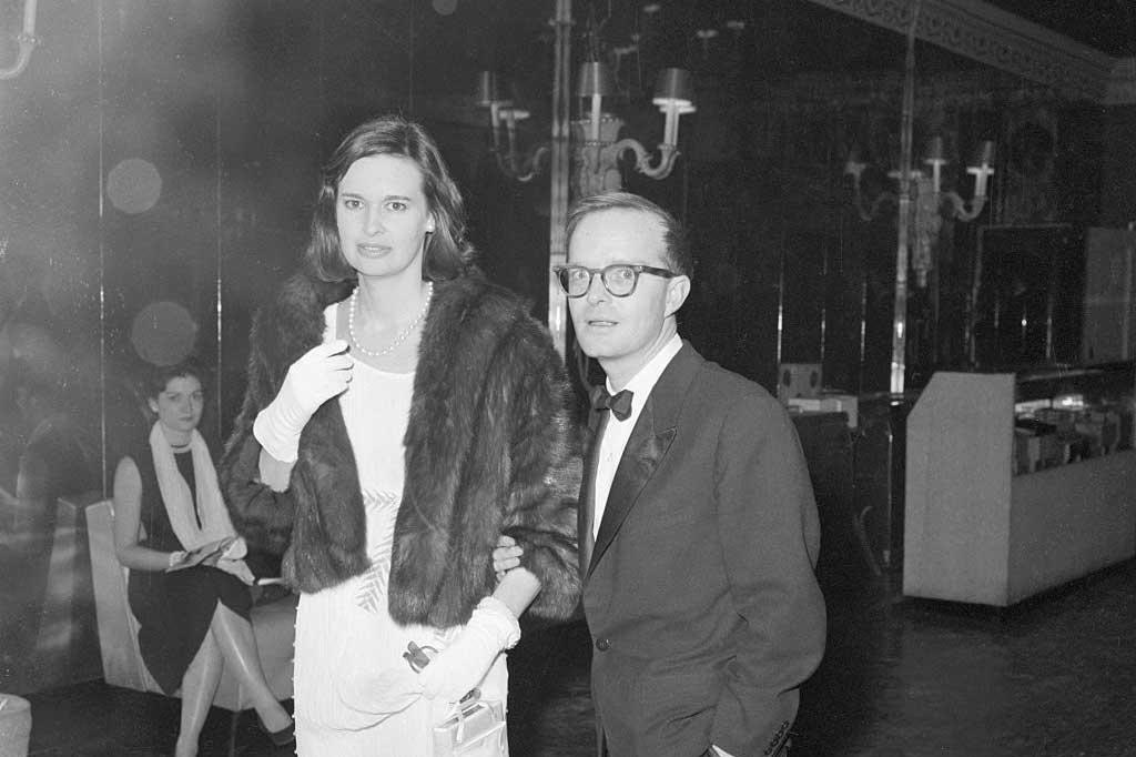 Gloria samen met haar goede vriend Truman Capote. De auteur zou zijn mosterd bij Gloria hebben gehaald voor het personage Holly Golightly in zijn novelle Breakfast at Tiffany's, maar dat is niet bevestigd. (1960)