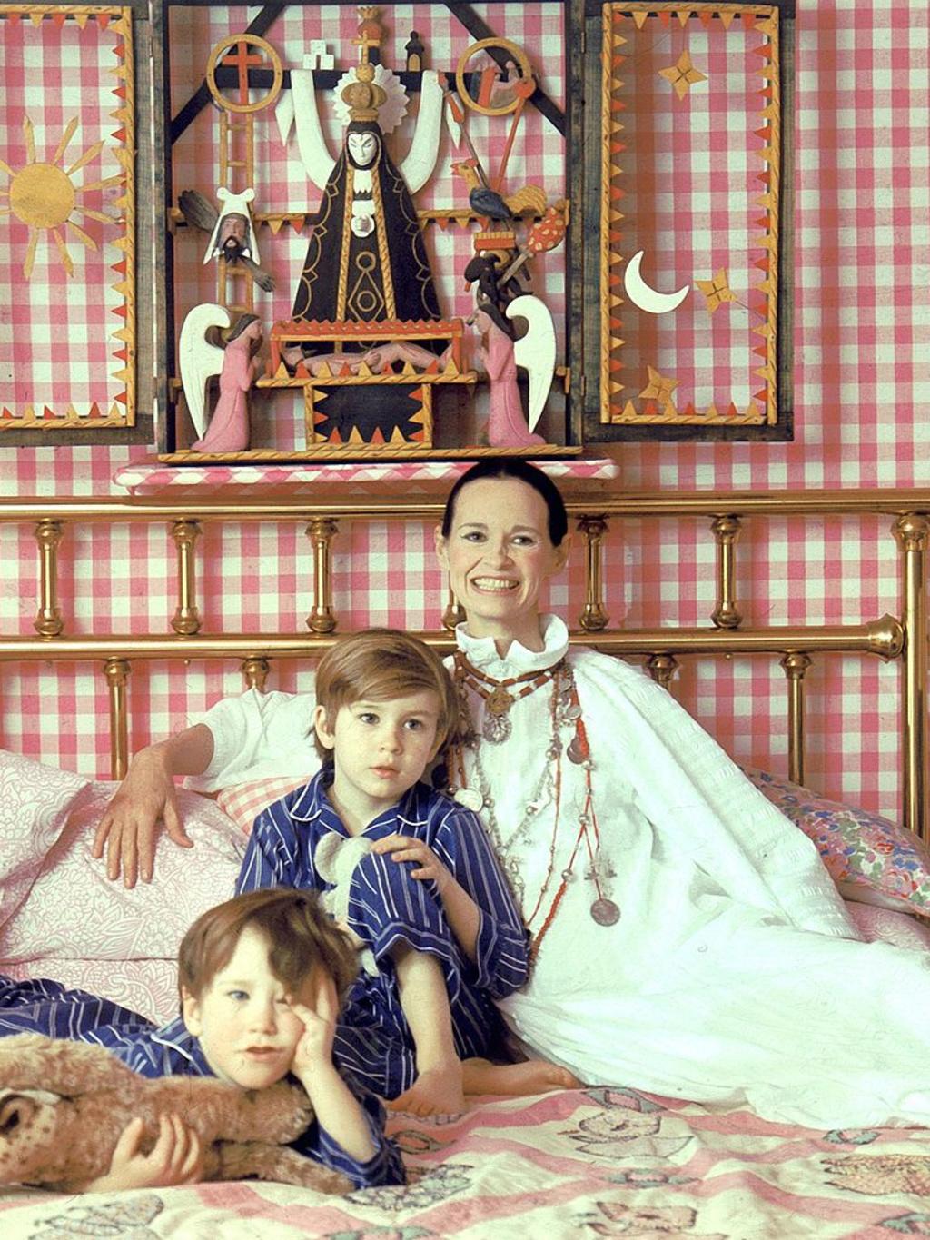 Gloria Vanderbilt met haar zonen Anderson Cooper (links) en Carter Vanderbilt Cooper thuis in New York. Carter beroofde zichzelf van het leven in 1988.