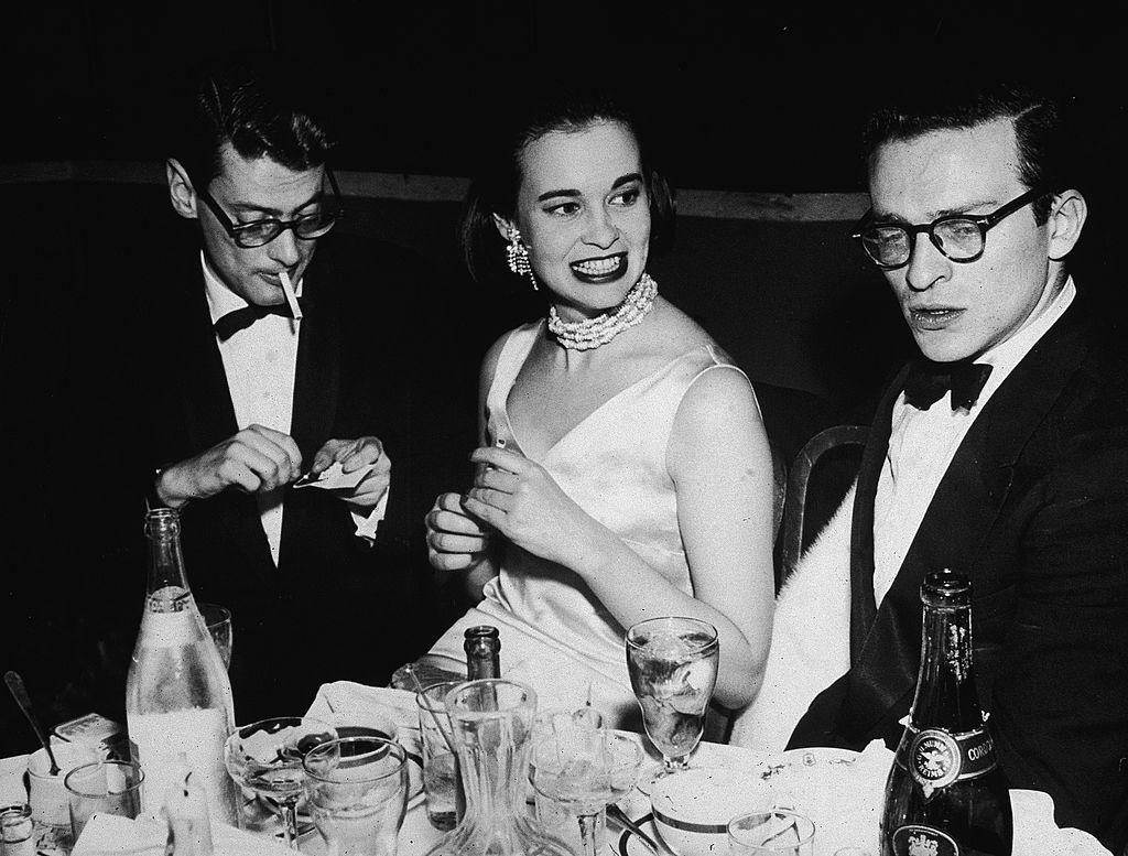 Fotograaf Richard Avedon (links), Gloria Vanderbilt en regisseur Sidney Lumet tijdens een feestje voor de première van 'East of Eden' (1955)