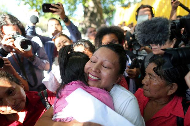 Teodora del Carmen Vasquez knuffelt haar nicht nadat ze de gevangenis verlaat. De vrouw was in El Salvador veroordeeld voor 30 jaar gevangenisstraf na een miskraam. Elke vrouw die een miskraam heeft, loopt een groot risico om te worden beschuldigd.