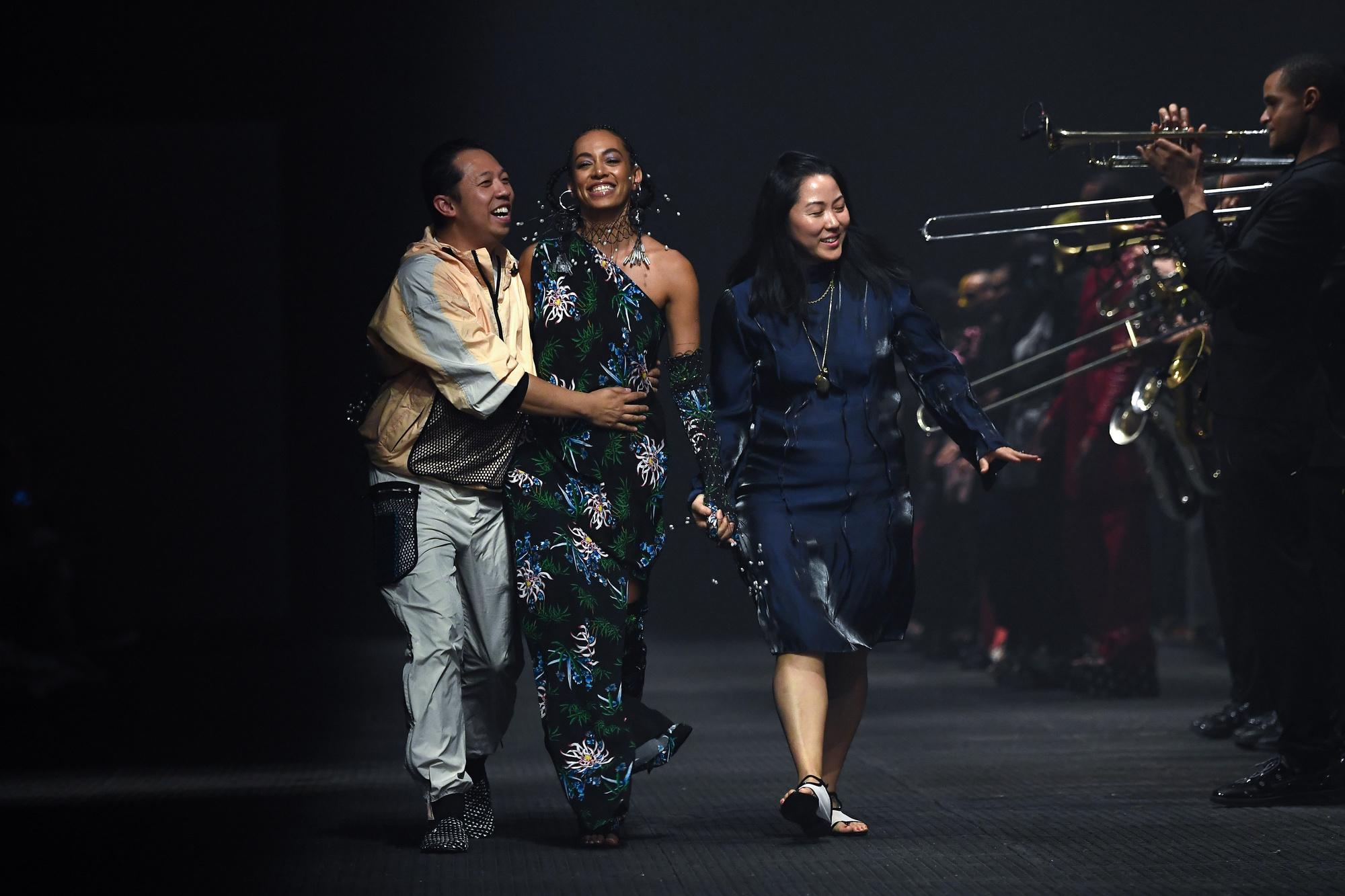 Carol Lim en Humberto Leon in het gezelschap van Solange Knowles.