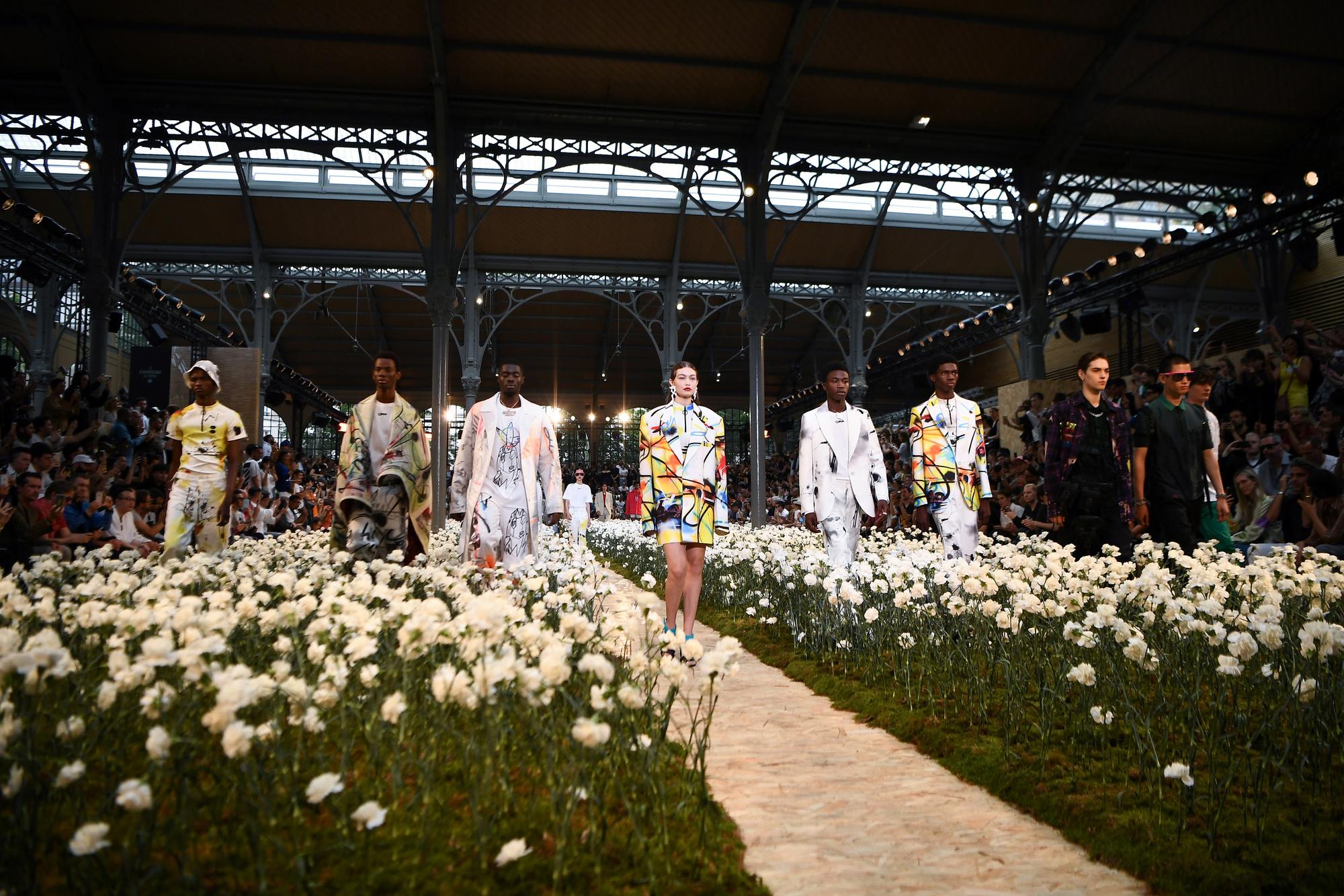 Het bloemenveld waar de modellen dwars doorheen liepen tijdens de show van Off-White.