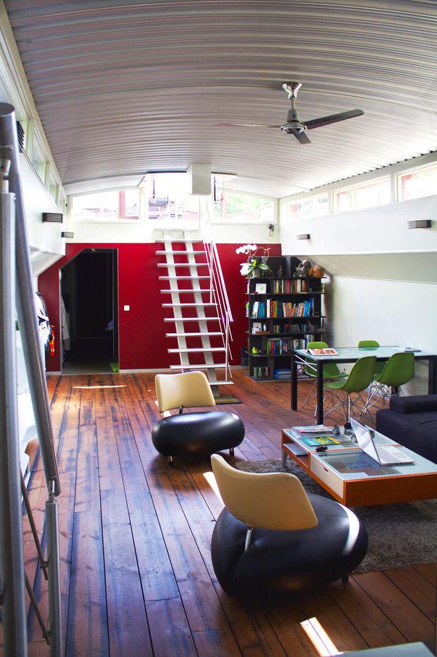 Van stalen laadruimte tot moderne woning: binnenkijken in een gerenoveerde woonboot
