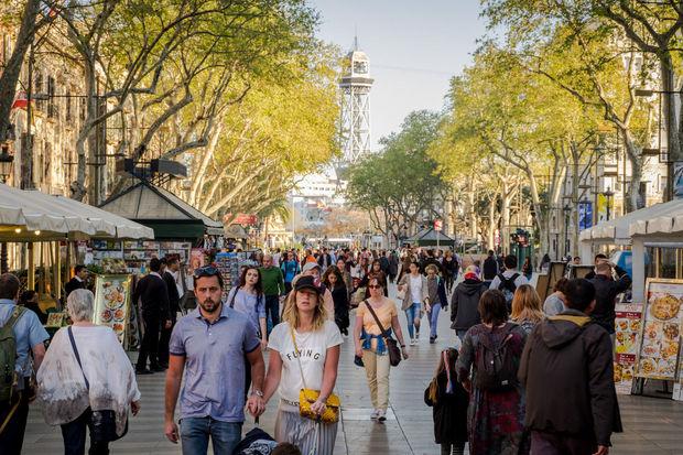 De drukke straat La Rambla in Barcelona