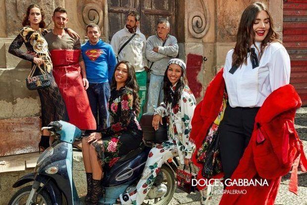 Alessandra Garcia Lorido (rechts), plus-sizemodel voor Dolce & Gabbana Fall 2017