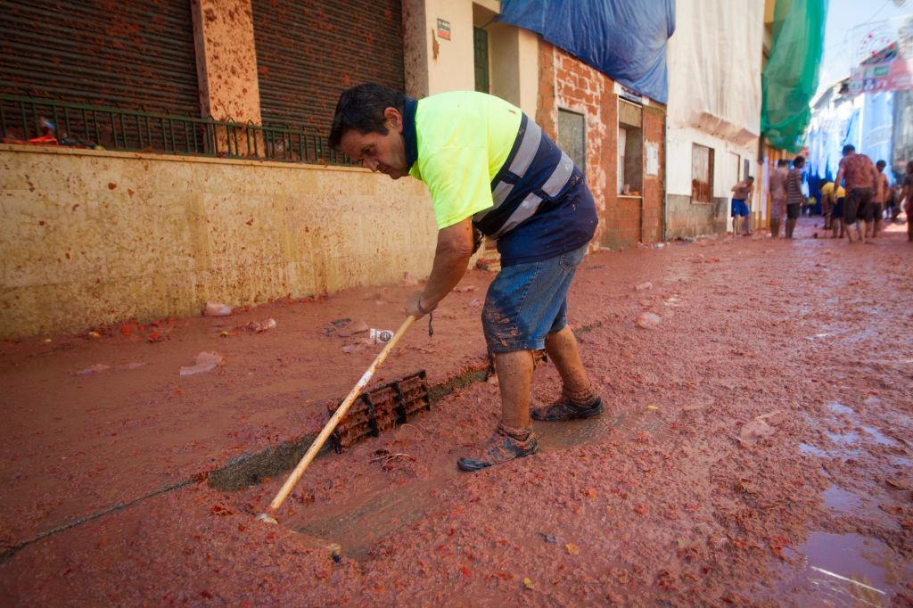 Een schoonmaker aan het werk na La Tomatina 2019.