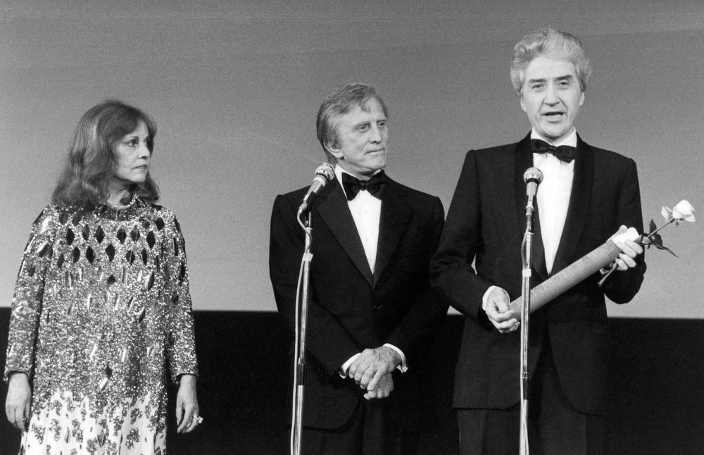 Kirk Douglas (midden) en Jeanne Moreau belonen Alain Resnais voor zijn film My American Uncle (Cannes, 1980).