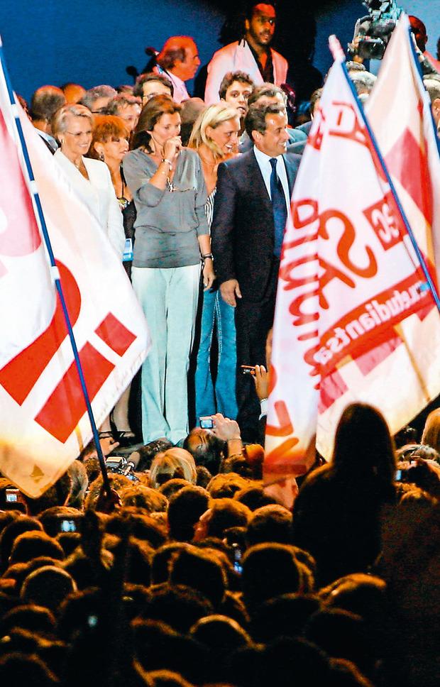 Le jour de sa victoire, peut-être le plus beau et le pire de la vie de Nicolas Sarkozy : Cécilia tarde à s'associer à la liesse et fait s'impatienter les artistes venus, place de la Concorde, féliciter le vainqueur.