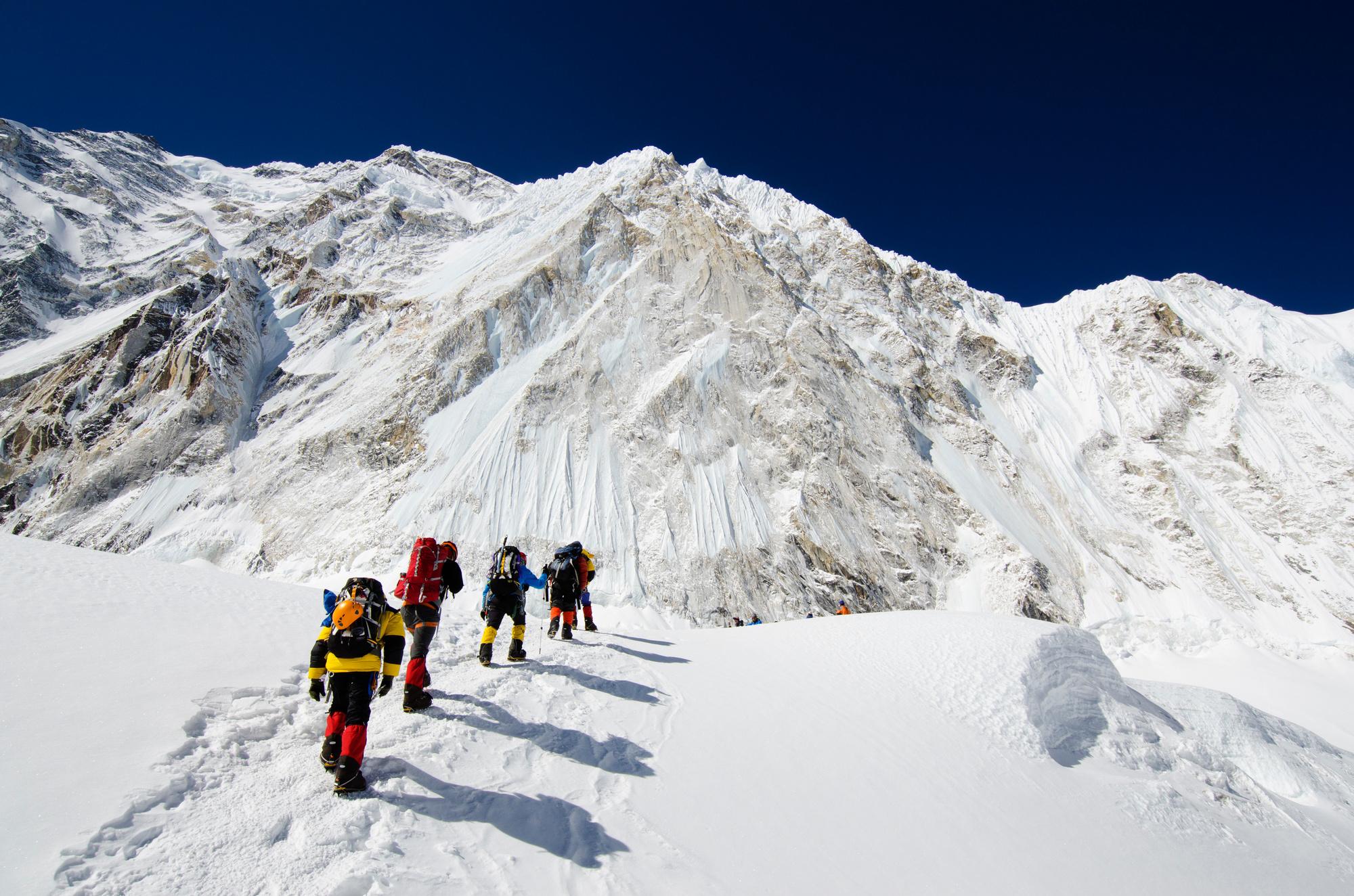 Klimmers op weg naar de top van de Mount Everest.