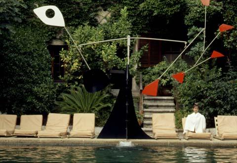 De mobile van kunstenaar Calder aan het zwembad van La Colombe d'Or.