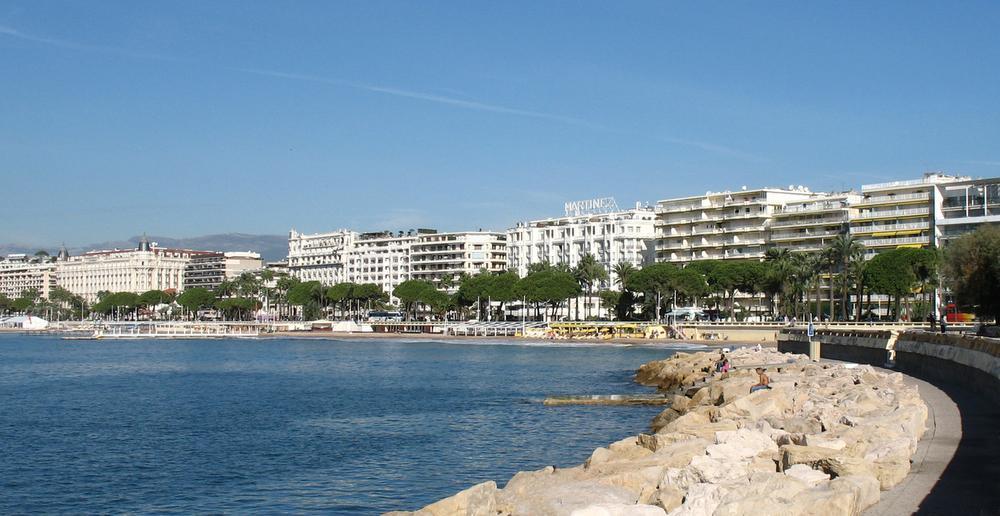Zicht op de baai en de Boulevard de la Croisette, met de letters van hotel Martinez in de achtergrond.
