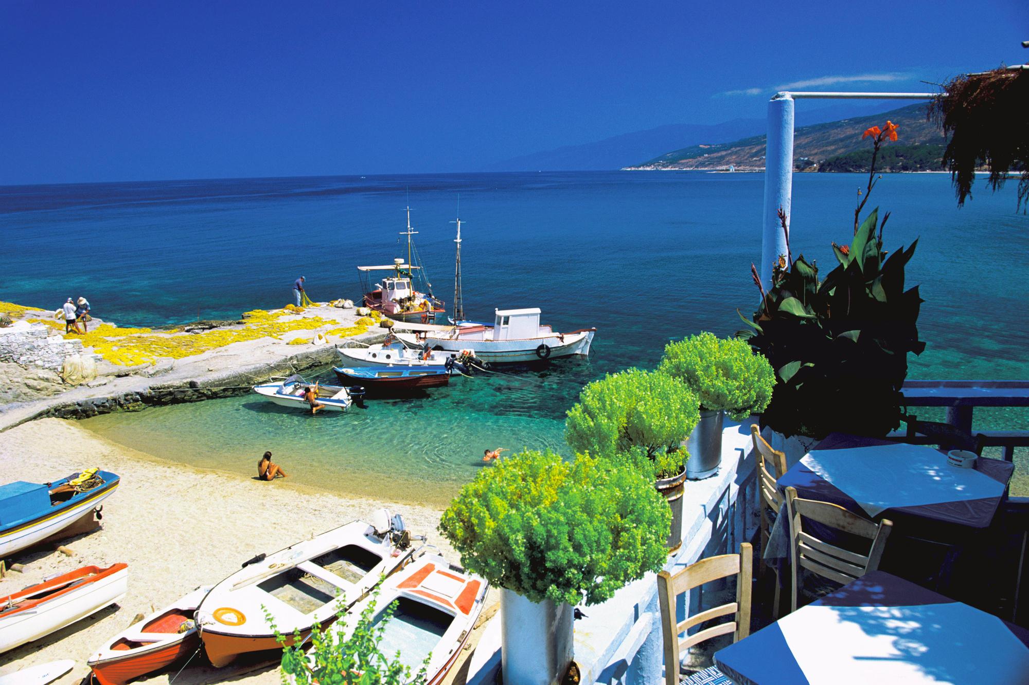 Dineren met zicht op een vissersbaai, Ikaria.