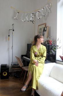 Schoenen: AGL (geproduceerd in Italië) / jurk: Multiverse Kimono van de SS17 collectie 'She-Atom' van ILKECOP / ringen: 1 van haar mama, 1 vintage van haar mami / ketting: vintage