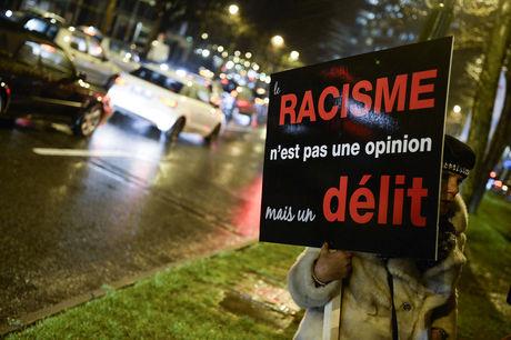 Des manifestants devant l'ambassade de France à Bruxelles veulent faire interdire le show de Dieudonné en janvier 2014. 