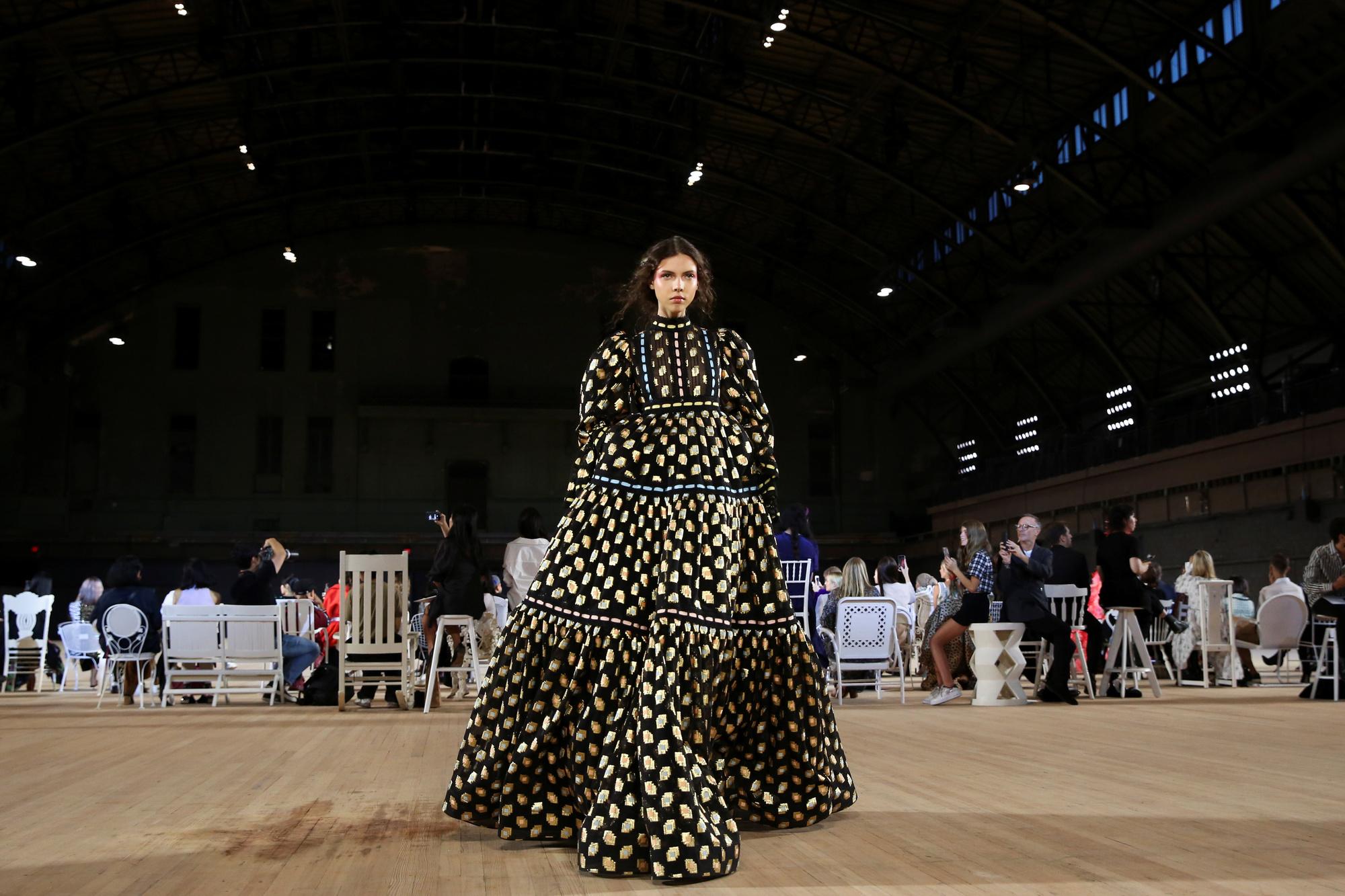 Een model showt de SS-collectie van Marc Jacobs in New York.