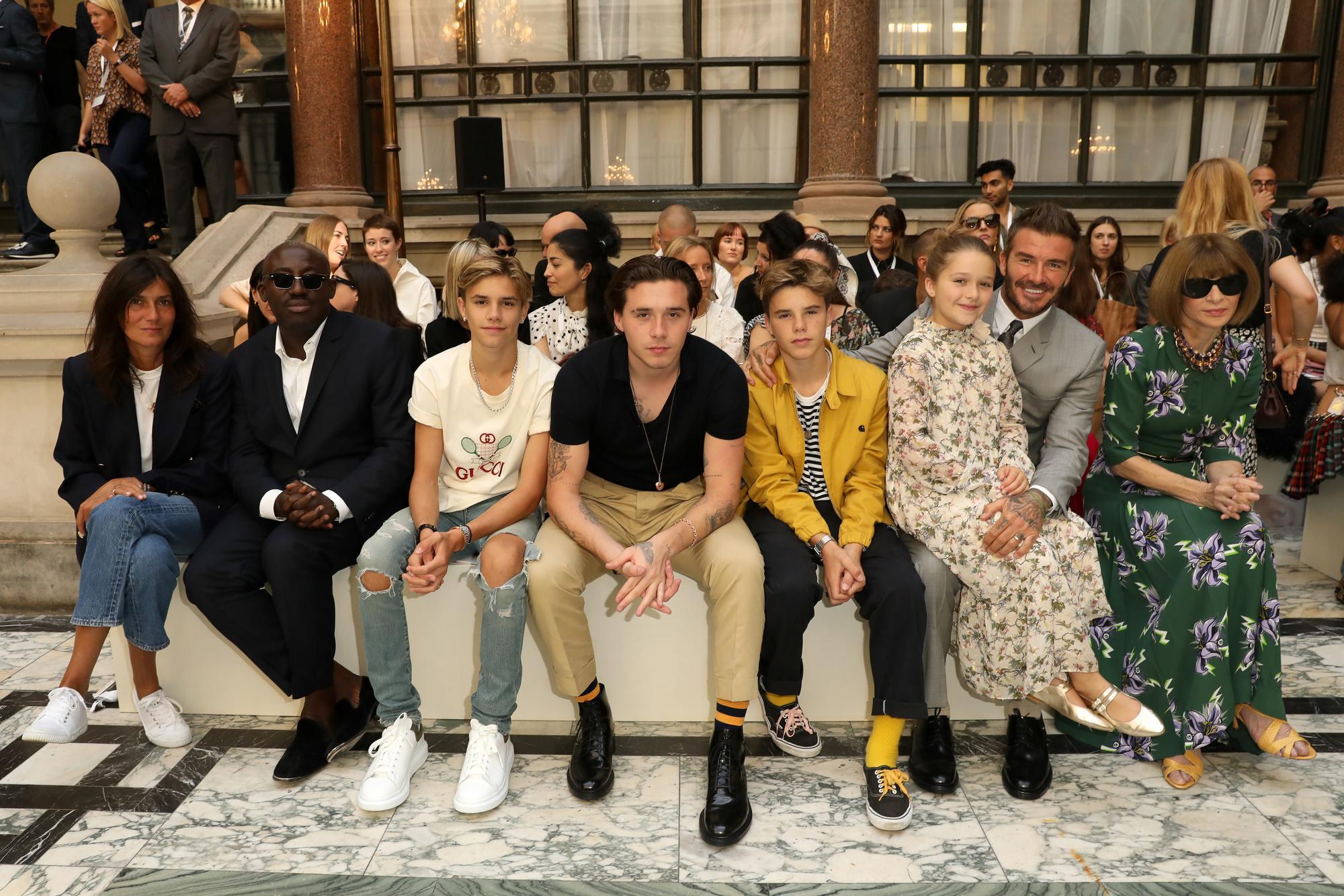 Romeo Beckham, Brooklyn Beckham, Cruz Beckham, Harper Beckham, David Beckham en Anna Wintour tijdens de show van Victoria Beckham tijdens de London Fashion Week.