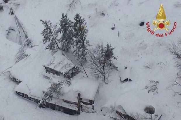 Un hôtel pris dans une avalanche en Italie: 
