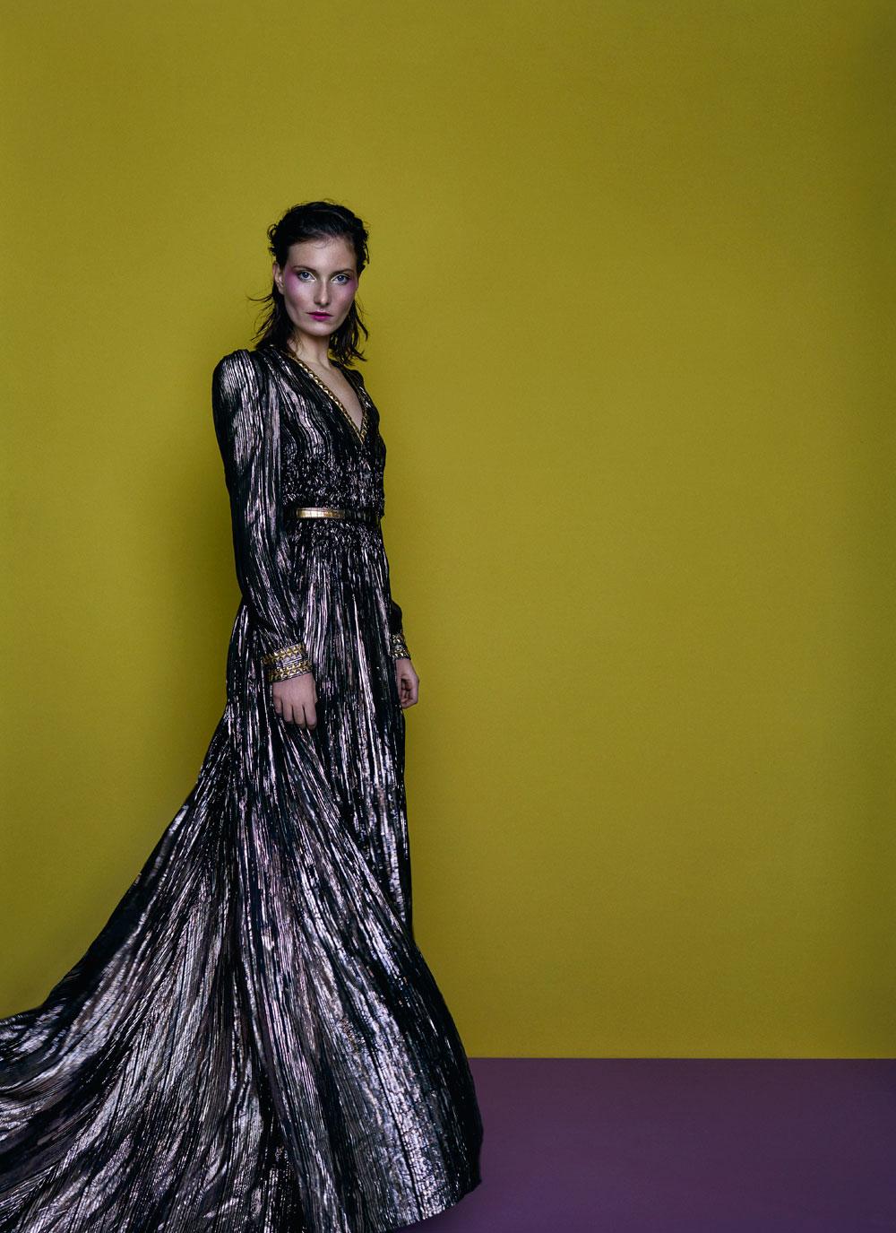 Lange jurk van zijde-lamé en koperkleurige metallic leren riem, Bottega Veneta.
