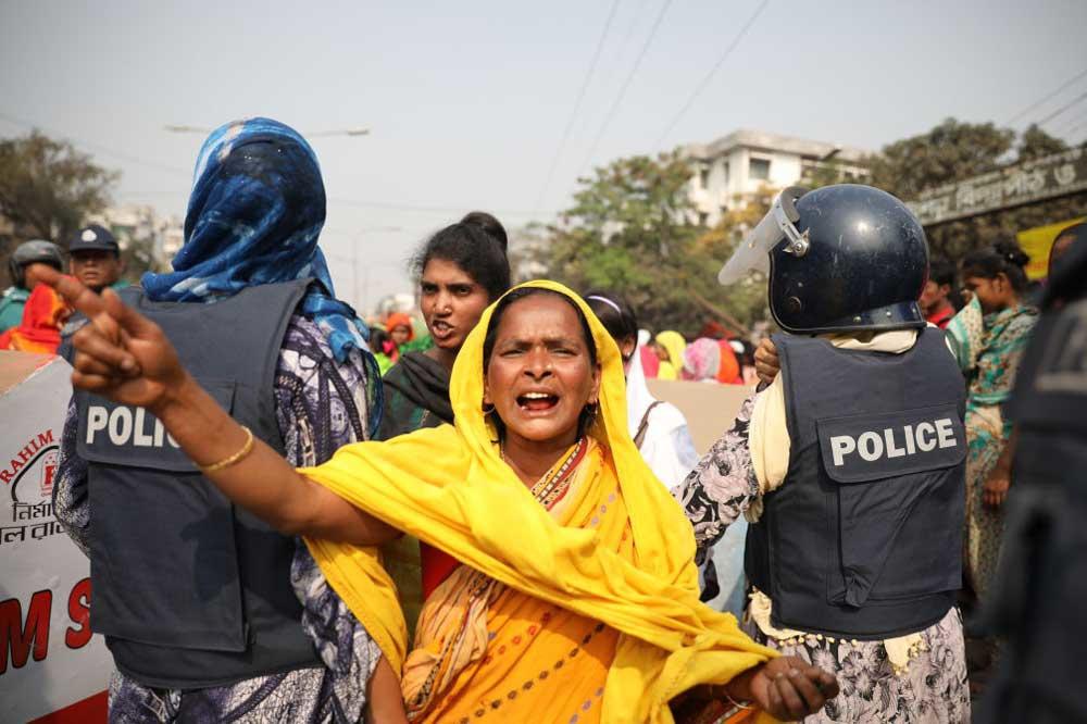 Textielarbeiders in Bangladesh komen op straat om een leefbaar loon te eisen