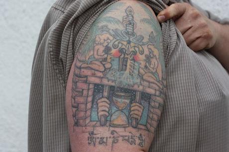 Jean-Marie Vanoirbeek et l'un de ses tatouages. Celui-ci représente son oncle, le temps qui passe et un mantra bouddhique sur la compassion.