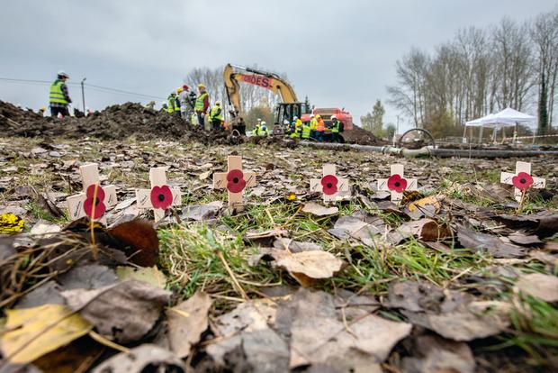Petites croix plantées par les familles en souvenir des sept aviateurs disparus.