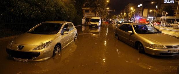 Intempéries dans le sud de la France, les rues de Nice inondées samedi soir