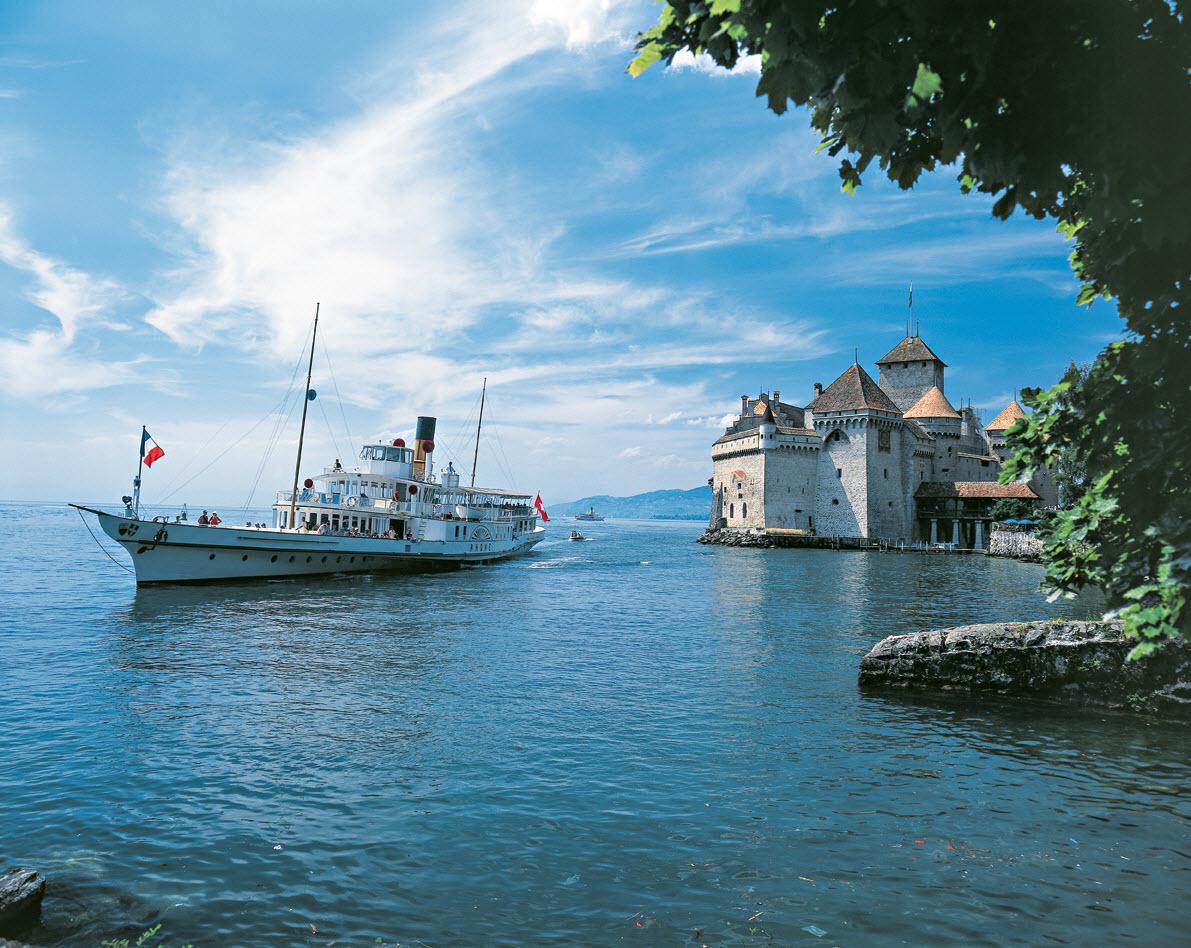 Stoomschip Rhone voor het kasteel van Chillon bij Montreux