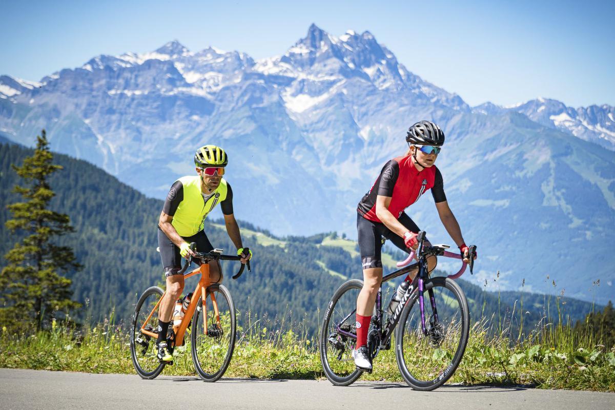 Twee fietsers beklimmen de Col de la Croix vanuit Villars-sur-Ollon