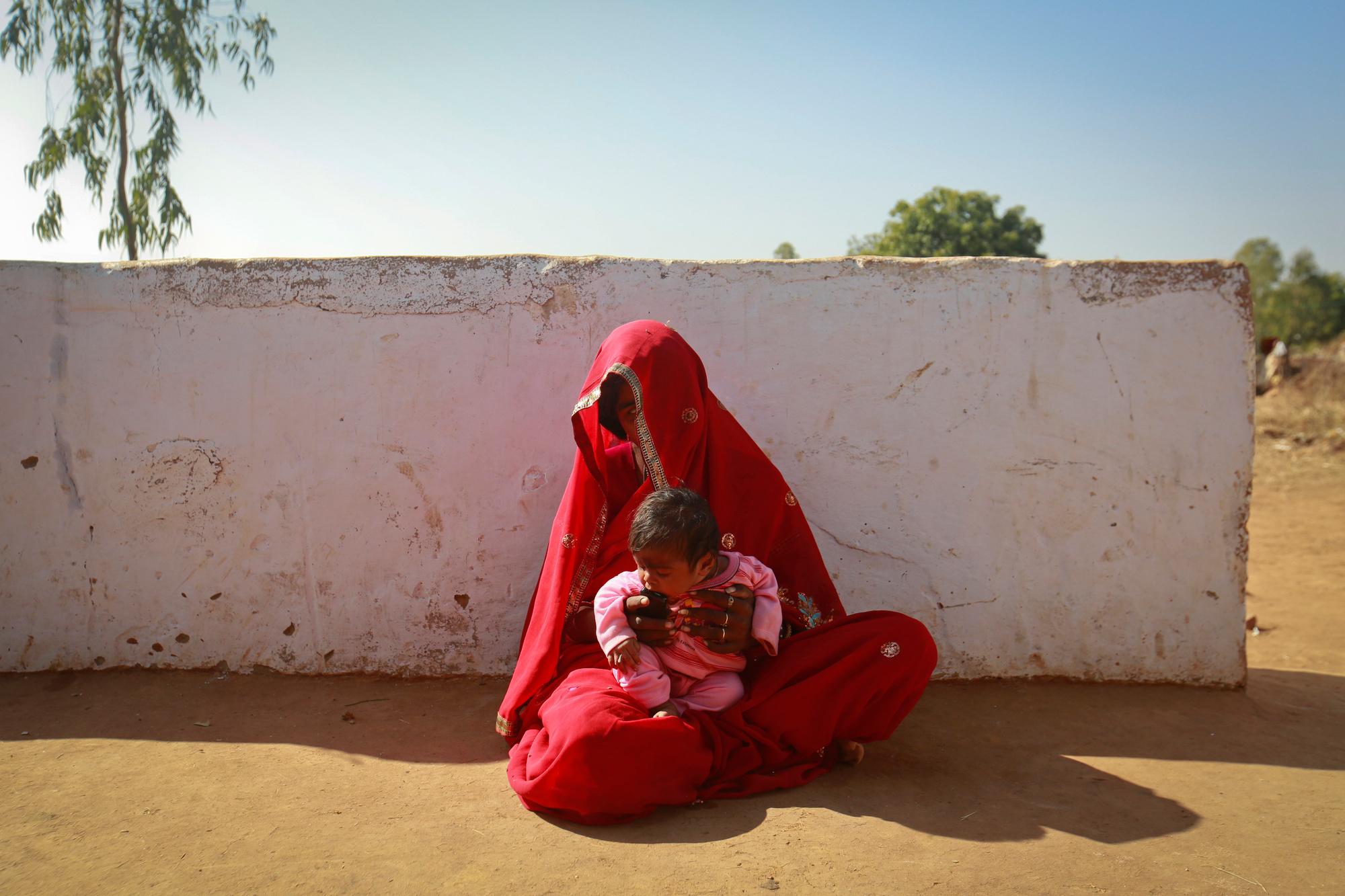 Krishna (14) met haar vier maanden oude zoon Alok. De wettelijke leeftijd om te mogen trouwen in India is 18 jaar, maar vooral in rurale gebieden wordt vaak niet zo lang gewacht.
