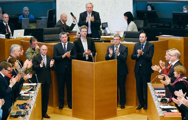 Stéphane Hazée et Pierre-Yves Jeholet (au centre), chefs de groupe Ecolo et MR dans l'opposition, dénoncent 