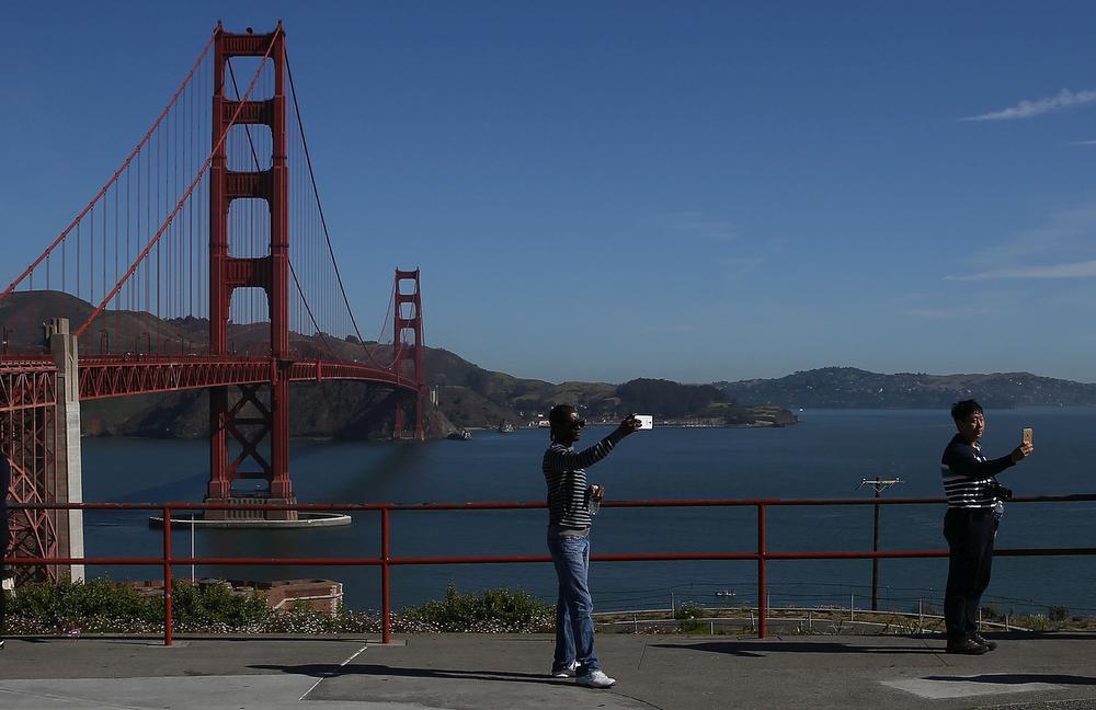 Toerist neemt een selfie aan de Golden Gate Bridge in San Francisco.