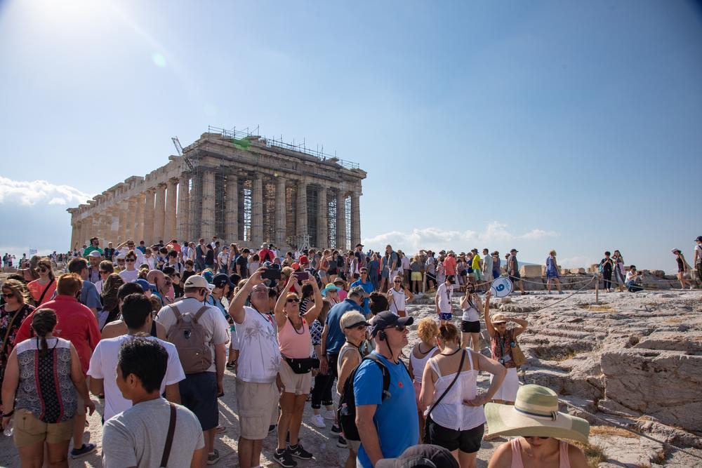 Een overbevolkte ochtend bij de Acropolis in Athene, Griekenland.