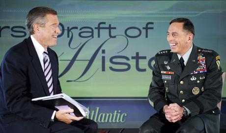 Brian Williams interviewant le général de l'armée US David Petraeus en 2009.