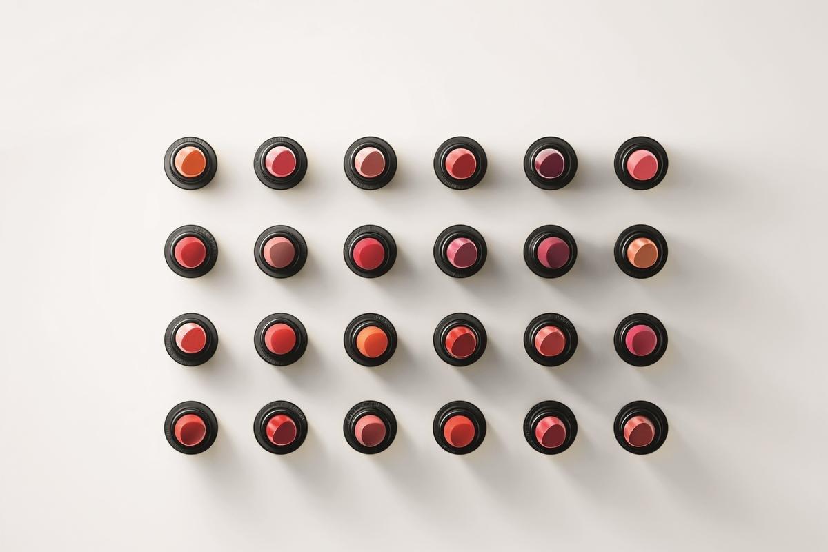 De eerste collectie bestaat uit 24 lippenstiften.