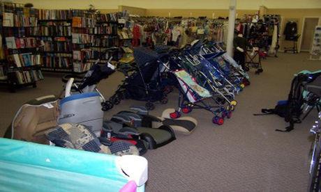 Unclaimed Baggage Center, où se côtoient vêtements, brosses à dents et poussettes.